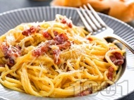 Рецепта Спагети Карбонара с бекон, гъби печурки, сметана и пармезан